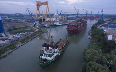 HANSEATIC nature: Schleppvorgang des Schiffsrumpfs von Rumänien nach Norwegen startet