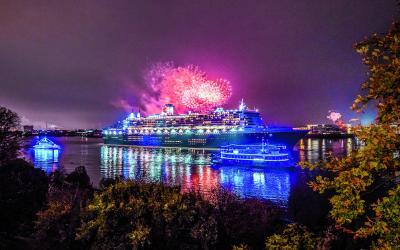 „10 Jahre Blue Port” – Queen Mary 2 „macht blau” beim Sailaway am 12. August 2018