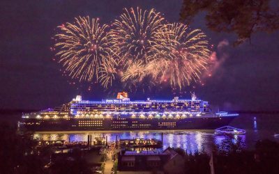 Blau illuminierte Queen Mary 2 verlässt Hamburg während „10 Jahre Blue Port“ Jubiläums-Feuerwerk