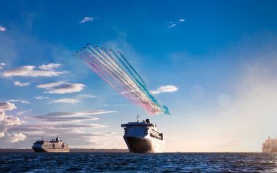 Spektakuläre Flug-Show der RAF Red Arrows über den drei Cunard Queens