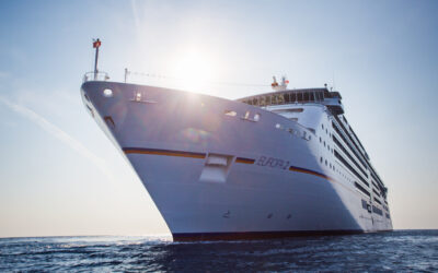 MS EUROPA 2 bezieht Landstrom am Cruise Center Altona in Hamburg