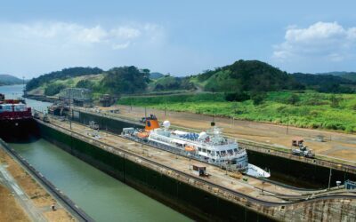 Exotische Pracht zwischen Pazifik und Atlantik: Expeditionsflotte von Hapag-Lloyd Cruises fährt tagsüber durch den Panamakanal