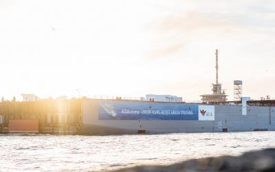 AIDAcosma: 140 Meter langes LNG-Maschinenraummodul wird von Rostock-Warnemünde nach Papenburg überführt