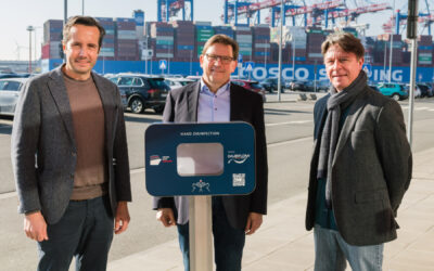 DAUERFLORA übergibt Hand-Desinfektionsspender an Cruise Gate Hamburg