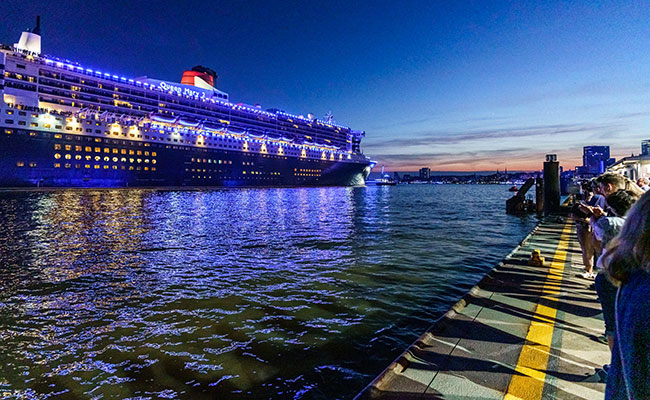 Ausfahrt der Queen Mary 2 aus dem Hamburger Hafen