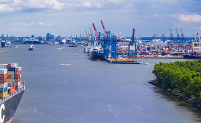 Hafenblick über die Elbe